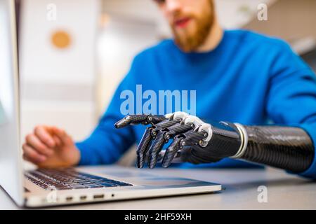 jeune homme travaillant indépendant dans un ordinateur portable à la maison Banque D'Images