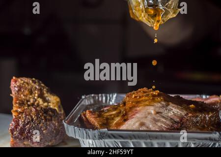 Viande avec le nom de 'cupim', steak de bosse, coupé de boeuf de la partie supérieure du boeuf, largement consommé au Brésil, fumé et tranché ​​​​on blanc de tableau Banque D'Images