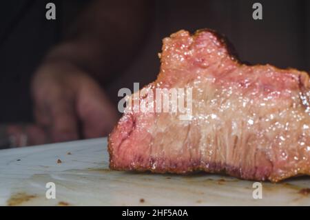 Viande avec le nom de 'cupim', steak de bosse, coupé de boeuf de la partie supérieure du boeuf, largement consommé au Brésil, fumé et tranché ​​​​on blanc de tableau Banque D'Images