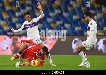 Naples, Italie.13th janvier 2022.Youssef Maleh (ACF Fiorentina) et Antonio Cioffi (SSC Napoli) se disputent le ballon pendant le match de la coupe italienne Frecciarossa joué entre SSC Napoli et ACF Fiorentina au Stadio Diego Armando Maradona.ACF Fiorentina gagne 5-2.(Photo par Agostino Gemito/Pacific Press) Credit: Pacific Press Media production Corp./Alay Live News Banque D'Images