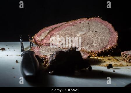 Viande avec le nom de 'cupim', steak de bosse, coupé de boeuf de la partie supérieure du boeuf, largement consommé au Brésil, fumé et tranché ​​​​on blanc de tableau Banque D'Images