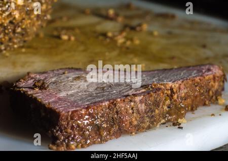 Viande avec le nom de 'cupim', steak de bosse, coupé de boeuf de la partie supérieure du boeuf, largement consommé au Brésil, fumé et tranché ​​​​on blanc de tableau Banque D'Images