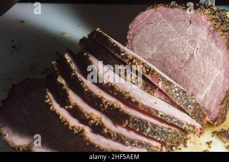 Viande avec le nom de 'cupim', steak de bosse, coupé de boeuf de la partie supérieure du boeuf, largement consommé au Brésil, fumé et tranché ​​​​on blanc de tableau Banque D'Images