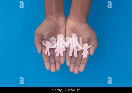 Vue du dessus de la découpe de la figurine familiale.Journée mondiale de la santé protection contre la violence domestique, les soins de santé et les antécédents médicaux.Foyer d'accueil, cdm Banque D'Images