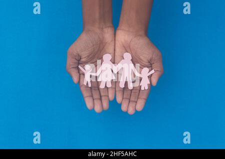 Vue du dessus de la découpe de la figurine familiale.Journée mondiale de la santé protection contre la violence domestique, les soins de santé et les antécédents médicaux.Foyer d'accueil, cdm Banque D'Images