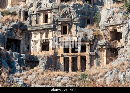 Ruines d'une nécropole rocheuse avec des tombes coupées en pierre à Myra Lycian Banque D'Images