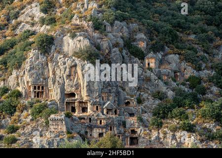 Ruines d'une nécropole rocheuse avec des tombes coupées en pierre à Myra Lycian Banque D'Images