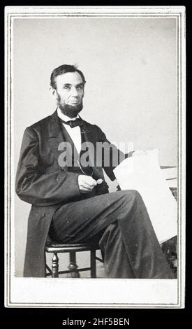 Abraham 'Abe' Lincoln 1809-1865.Photographie montrant le portrait de Lincoln, assis, tenant des lunettes et du papier, prise le 9 août 1863.(Gardner, Alexander) Banque D'Images