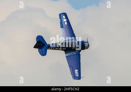 North American T-6J Harvard Mk IV, D-FSIX, North American T-6 Texan, Harvard, avion d'entraînement de la Seconde Guerre mondiale, vol au Royaume-Uni.Jeu de couleurs bleu de la marine américaine Banque D'Images