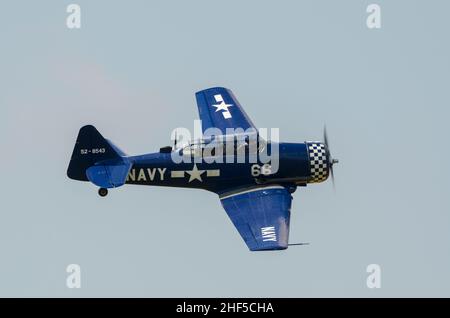 North American T-6J Harvard Mk IV, D-FSIX, North American T-6 Texan, Harvard, avion d'entraînement de la Seconde Guerre mondiale, vol au Royaume-Uni.Jeu de couleurs bleu de la marine américaine Banque D'Images