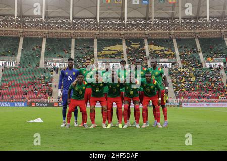 YAOUNDÉ, CAMEROUN - JANVIER 13 : l'équipe nationale camerounaise pose pour la photo de l'équipe, en haut à gauche : André Onana, Eric Maxim Choupo-Moting, Karl Toko Ekambi, Andre Zambo Anguissa, Michael Ngadeu,Vincent Aboubakar, du bas à gauche : Collins Fai, Jean-Charles Castelletto, Nicolas Moumi Ngamaleu, Martin Hongla, Nouhou Tolo lors de la coupe d'Afrique des Nations 2021 groupe Un match entre le Cameroun et l'Ethiopie au Stade d'Olembé le 13 janvier 2022 à Yaoundé, Cameroun.(Photo de SF) Banque D'Images