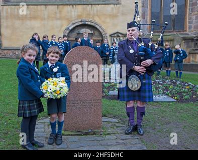 Greyfriars, Édimbourg, Écosse, Royaume-Uni.14th janvier 2022.Service commémoratif de 150th ans Bobby de Greyfriar.Piper: Jennifer S R Hutcheon avec des enfants de l'école de George Heriot.Crédit : Arch White/Alamy Live News Banque D'Images