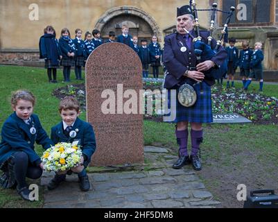 Greyfriars, Édimbourg, Écosse, Royaume-Uni.14th janvier 2022.Service commémoratif de 150th ans Bobby de Greyfriar.Piper: Jennifer S R Hutcheon avec des enfants de l'école de George Heriot.Crédit : Arch White/Alamy Live News Banque D'Images