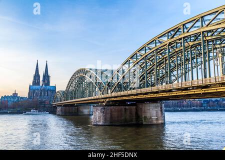 Cathédrale et pont de chemin de fer traversant le Rhin avec horizon à Cologne, en Allemagne, par une journée ensoleillée et ciel bleu clair Banque D'Images