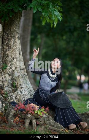 Ho Chi Minh ville, Viet Nam: AO Dai, belle fille en costume traditionnel vietnamien Banque D'Images