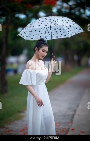 Ho Chi Minh ville, Vietnam: Belle fille vietnamienne dans une robe blanche Banque D'Images