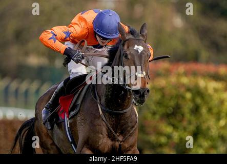 Photo du dossier datée du 12-03-2021 de Gericault Roque, qui prend en charge 14 rivaux dans le cadre d'un renouvellement compétitif de l'Agetur UK Ltd Classic handicap Chase à Warwick.Date de publication : vendredi 14 janvier 2021. Banque D'Images