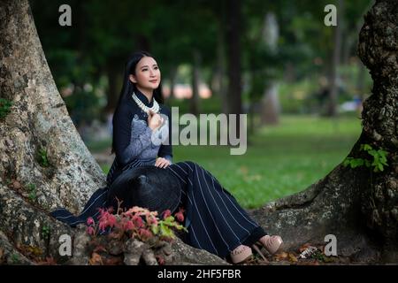 Ho Chi Minh ville, Viet Nam: AO Dai, belle fille en costume traditionnel vietnamien Banque D'Images