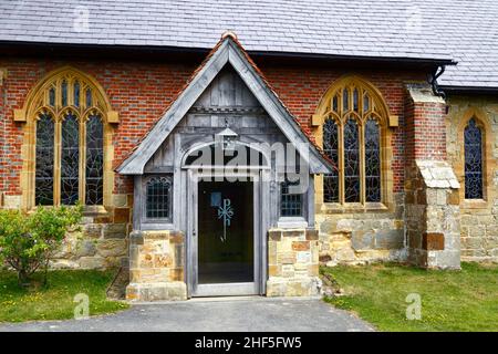 Détail du porche d'entrée de l'église historique All Saints dans le village de Tudeley, Kent, Angleterre Banque D'Images