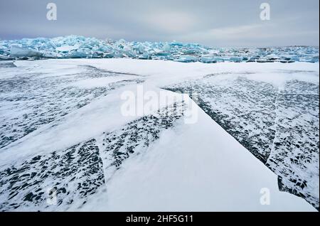 Magnifique paysage de grande paix bleue de glace hummock et fissures au lac gelé avec neige Banque D'Images