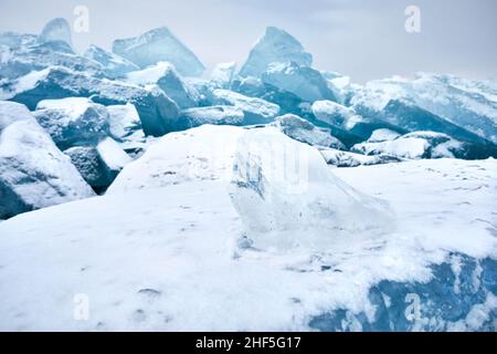 Magnifique paysage de petit morceau de glace transparente à l'hummock et des fissures au lac gelé avec de la neige.Calendrier nature extérieur Banque D'Images