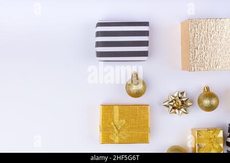 Divers cadeaux de noël avec boules décoratives disposées par espace de copie sur fond blanc Banque D'Images