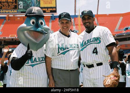Le secrétaire Mel Martinez à Miami en Floride avec Billy The Marlin et Lyle Mouton. Banque D'Images