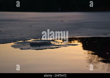 Bord de glace sur un lac au coucher du soleil.Paysage d'hiver dans le Brandebourg.Enregistrement paysage Banque D'Images