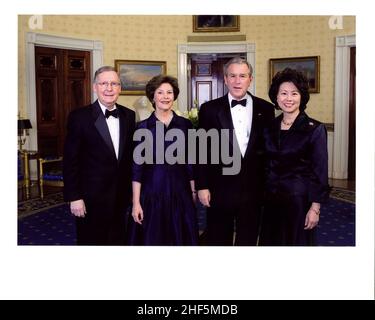 La secrétaire Elaine Chao et Mitch McConnell avec le président George W. Bush et la première dame Laura Bush. Banque D'Images