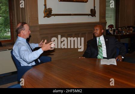 Le secrétaire Alphonso Jackson avec le gouverneur Mitch Daniels. Banque D'Images