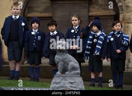 Élèves de l’école George Heriot lors de la cérémonie marquant le 150th anniversaire de la mort de Greyfriars Bobby à Greyfriars Kirkyard, Édimbourg.Date de la photo: Vendredi 14 janvier 2022. Banque D'Images