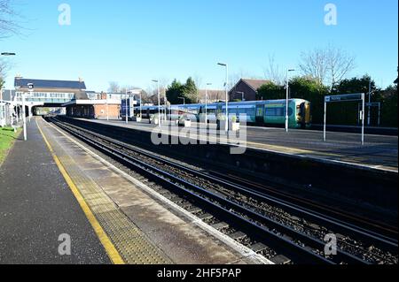 Un train de classe 377 de marque Southern à la gare de Horley, à Surrey, le 14 2022 janvier, par un matin hivernal froid. Banque D'Images