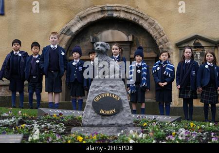 Élèves de l’école George Heriot lors de la cérémonie marquant le 150th anniversaire de la mort de Greyfriars Bobby à Greyfriars Kirkyard, Édimbourg.Date de la photo: Vendredi 14 janvier 2022. Banque D'Images