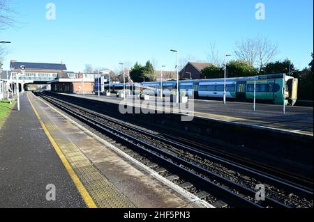 Un train de classe 377 de marque Southern à la gare de Horley, à Surrey, le 14 2022 janvier, par un matin hivernal froid. Banque D'Images