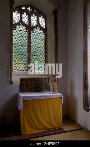 Autel latéral avec statue de la Sainte Vierge Marie et du bébé Jésus-Christ, église Yaxley, Suffolk, Angleterre, Royaume-Uni Banque D'Images