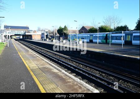 Un train de classe 377 de marque Southern à la gare de Horley, à Surrey, le 14 2022 janvier, par un matin hivernal froid. Banque D'Images