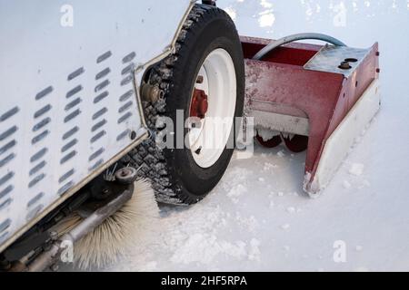 Préparation de la glace de la machine d'entretien de glace polie à la patinoire entre les séances en extérieur prêt pour le match Banque D'Images