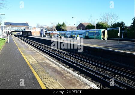 Un train de classe 377 de marque Southern à la gare de Horley, à Surrey, le 14 2022 janvier, par un matin hivernal froid. Banque D'Images