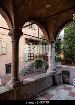 Colonnade portique de Santa Maria della Neve ou Eglise Santa Maria Maggiore à Sirmione avec Yard et ancienne Maison Banque D'Images