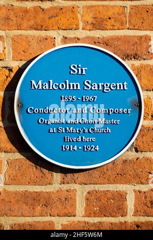 Plaque bleue: Sir Malcolm Sargent, 1895 - 1967.Chef d'orchestre et compositeur, organiste et maître de choirtre, église Sainte Marie, vécut ici,1914 1924 Melton Mowbray Banque D'Images