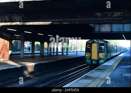 Un train de classe 377 de marque Southern à la gare de Horley, à Surrey, le 14 2022 janvier, par un matin hivernal froid. Banque D'Images