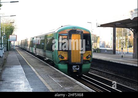 Un train de classe 377 de marque Southern à la gare de Horley, à Surrey, le 14 2022 janvier, par un matin hivernal froid. Banque D'Images