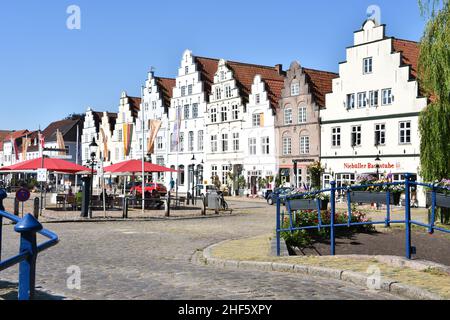 FRIEDRICHSTADT , ALLEMAGNE 26 juin 2020 la vieille ville historique de Friedrichstadt avec des bâtiments de style hollandais Banque D'Images