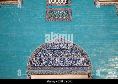 Tombeau vert avec poterie iznik ou carreaux couverts mur tombeau. Banque D'Images