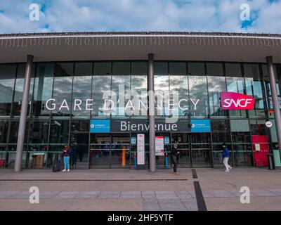 Annecy, France - 7 janvier 2022 : la gare d'Annecy, haute-Savoie, sud-est de la France.Les services ferroviaires sont assurés par la SNCF. Banque D'Images