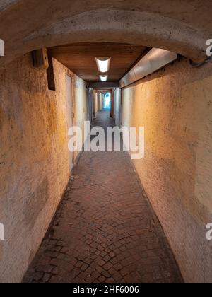 Passage souterrain éclairé dans la ville d'Annecy, France Banque D'Images