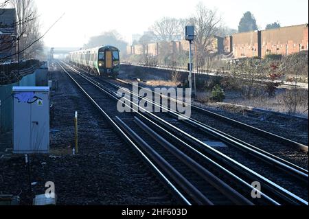 Un train de classe 377 de marque Southern à la gare de Horley, à Surrey, le 14 2022 janvier, par un matin hivernal froid. Banque D'Images