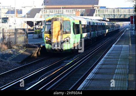 Un train de classe 377 de marque Southern à la gare de Horley, à Surrey, le 14 2022 janvier, par un matin hivernal froid. Banque D'Images