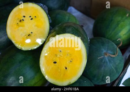 La pastèque jaune pousse beaucoup dans les tropiques avec des conditions de sol sec. Ce fruit est doux au goût et contient beaucoup d'eau. Ce fruit pousse de la foudre Banque D'Images