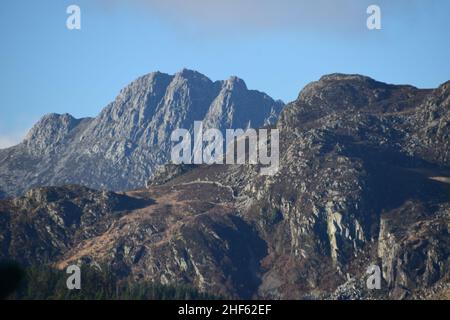 Montagnes, nuages, forêts, ciel bleu et beaux paysages sur un sentier de randonnée dans la forêt de Ghydyr Parc national de Snowdonia pays de Galles le matin de janvier. Banque D'Images